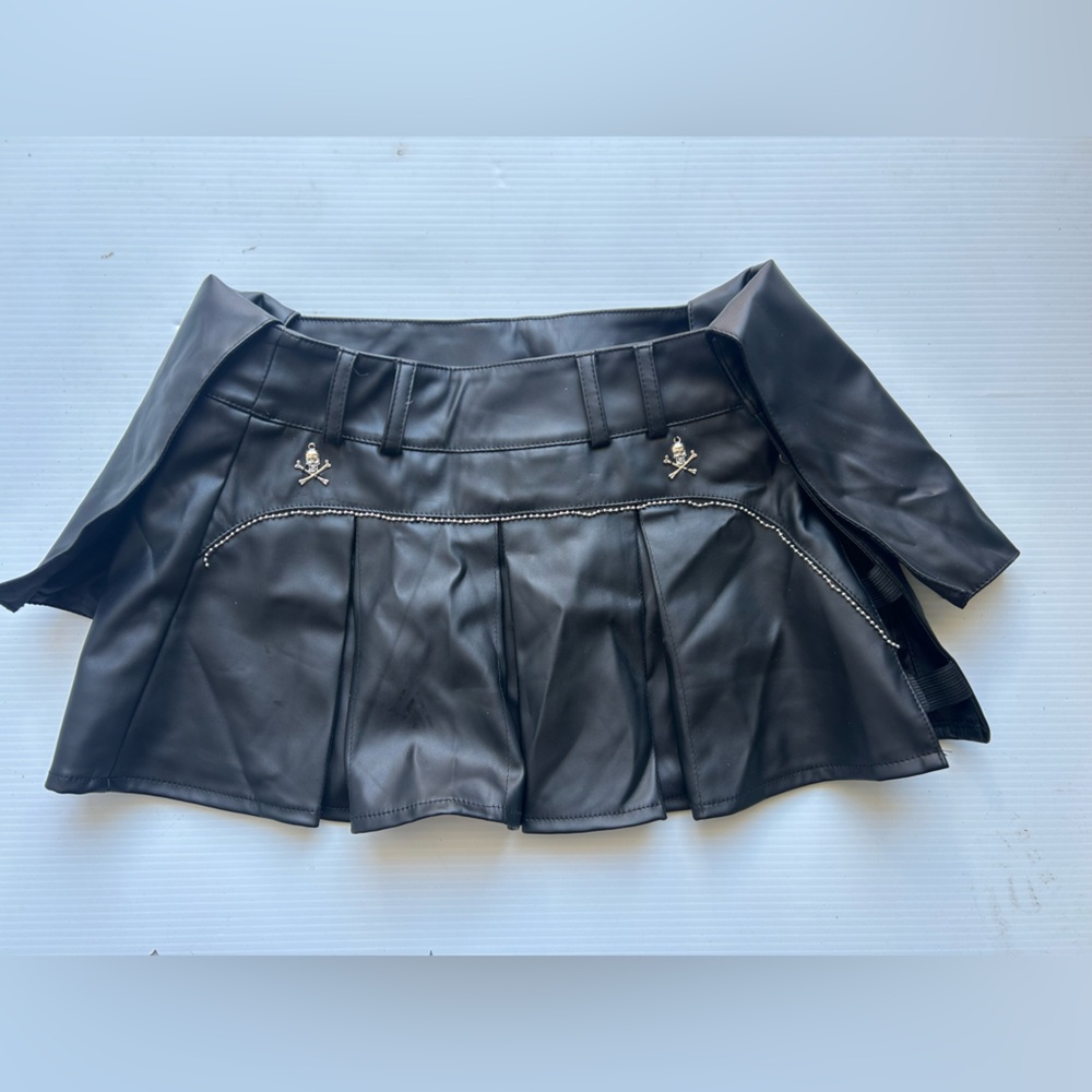 black faux leather pleated mini skirt, Women Extra Small, skull and crossbones